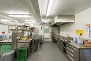 Zeitlich befristet, aber voll ausgestattet: Die Küche im Containerprovisorium für die Tagesbetreuung Hebel-Bach in St.Georgen. (Bild: Hanspeter Schiess)