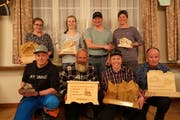 Präsident Vic Bissig (hinten) mit den Gewinnern. Erika Gisler, Flavia Arnold, Tanja Bissig (hinten von links), Ivan Imholz, Meiri Bissig, Ivan Gisler und Sepp Imholz (vorne). (Bild: Franz Imholz, Unterschächen, 23. Februar 2019)
