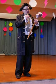 Zunftmeister Hans Aschwanden äusserte sich mit vielen lobenden Tönen zur Seelisberger Fasnacht. (Bild: Christoph Näpflin (Seelisberg, 24. Februar 2019)