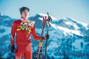 Noel Boos mit dem Kartengestell, das durch einen beweglichen Hebel am Oberkörper befestigt wird. (Bild: Dominik Wunderli (Eigenthal, 16. Februar 2019))