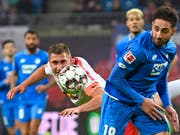 Leipzigs Willi Orban (links) sorgte kurz vor Schluss für den Ausgleichstreffer gegen Hoffenheim (Bild: KEYSTONE/AP/JENS MEYER)