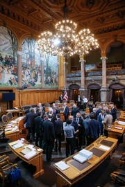 Die Kleine Kammer im Bundeshaus: Ständeräte verabschieden sich am letzten Tag der Herbstsession 2015. (Bild: KEY/ Peter Klauzner)