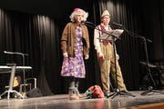 Kostüme, Komik und Reime: Auf der Bühne arbeiten die Cliquen das Jahresgeschehen satirisch auf. (Simon Roth, Februar 2017)