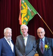 Zum Ehrenpräsident des Thurgauer Veteranenschützen-Verbandes wurde Alois Bach (Mitte) ernannt; links der neue Präsident Markus Brandes und rechts Schweizer Zentralpräsident Bernhard Lampert. (Bild: Margrith Pfister-Kübler)