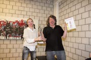 Jurymitglied Natalia Pfennich überreicht dem Pasta-König Meinrad Keel die Trophäe, eine Eisenplastik des Widnauer Künstlers Peter Federer. (Bild: mia)