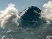 In der Eigernordwand ist am Sonntag ein 28-jähriger Alpinist tödlich verunglückt. (Bild: KEYSTONE/PETER SCHNEIDER)