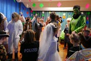 Die Kinder verwandelten die Dorffasnacht mit ihren Kostümen in ein farbenfrohes Fest. (Bild: Christoph Näpflin, Seelisberg, 24. Februar 2019)