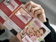 Eine Informationsbroschüre von Swisstransplant, der Schweizerischen Nationalen Stiftung für Organspende und Transplantation. (Bild: KEYSTONE/CHRISTIAN BEUTLER)