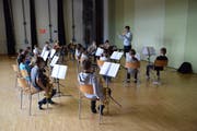 Die Bläserklasse Bichwil musiziert jeden Mittwochmorgen im Probelokal in der Mehrzweckanlage Bichwil. (Bilder: Tobias Söldi)