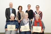 Ludothek-Präsident Hansruedi Bucher verabschiedet Antoinette Senn, heisst Irina Zeilberger und Fabienne Schneider (rechts stehend) im Vorstand willkommen und verleiht den Gründerinnen Margrit Müller, Vreni Steiger und Ruth Weder (vorne von links) die Ehrenmitgliedschaft. (Bild: Hansruedi Rohrer)