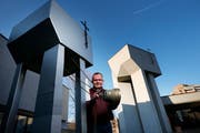 Pfarrei St.Johannes Zug: Martin Brun von der Pfarrei in der Herti mit dem Fasnachtswagen, der vom Kirchenturm inspiriert wurde. Bild: Stefan Kaiser (Zug, 25. Februar 2019)