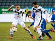 Luganos Mijat Maric (links) wird im Cup gegen Thun gesperrt fehlen, während sein Teamkollege Miroslav Covilo (rechts) noch auf aufschiebende Wirkung seiner Sperre hoffen darf (Bild: KEYSTONE/ALEXANDRA WEY)