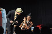 Der Sargverkäufer im Altersheim auf Hausbesuch: Matthias Kunz (links) und Rhaban Straumann. (Bild: Michael Hug)