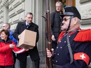 Die Gegnerinnen und Gegner des revidierten Waffengesetzes bei der Einreichung der Unterschriften zum Referendum. Im Abstimmungskampf zielen sie auf Justizministerin Karin Keller-Sutter. (Bild: KEYSTONE/PETER KLAUNZER)