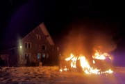 Das Schrottauto wurde bei der «Abbruchparty» von einer unbekannten Person in Brand gesetzt. (Bild: zVg)