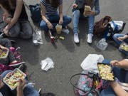Mittagspicknick in der Berner Innenstadt: Die Stadtregierung möchte, dass weniger Wegwerfgeschirr verwendet wird. (Bild: Keystone/LUKAS LEHMANN)
