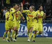 Thomas Häberli (links) und Christian Schwegler klatschen hier noch als YB-Spieler ab. (Bild: Peter Schneider/Keystone (Bern, 28. Oktober 2006))