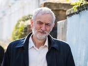 Labour-Chef Jeremy Corbyn am Montag beim Verlassen seines Hauses in London - am Abend gab er bekannt, dass sich Labour hinter die Forderung nach einem zweiten Brexit-Referendum stellt. (Bild: Keystone/EPA/VICKIE FLORES)