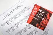 Das Ermatinger Groppenlied und ein Flyer der Gala, die für Willi Hermann geplant war, jedoch abgesagt wurde, als seine Nazi-Vergangenheit bekannt wurde. (Bild: Andrea Stalder)