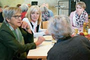 Am runden Tisch: Dorfbewohner diskutieren mit Mitgliedern der Seniorenkommission. (Bild: Evi Biedermann)