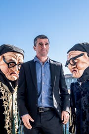 Hier wird die Wissenschaft kritisch beäugt: Boris Previšić zwischen zwei Fasnachtsfiguren auf dem Balkon des Luzerner Hotel des Alpes. Bild: Nadia Schärli (Luzern, 18. Februar 2019)