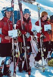 Gold und Silber für Lenz Hächler (Mitte) vom Skiclub Oberwil-Zug auf dem Stoos. Der Beckenrieder David Käslin (links) fuhr auf Rang 2, der Oberägerer Joel Iten auf den 3. Rang. (Bild: pd)