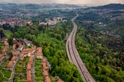 Die St.Galler Stadtautobahn zwischen Sitterviadukt (hinten) und Ausfahrt Kreuzbleiche. Links im Bild die Eisenbahnersiedlung im Schoren. (Bild: Benjamin Manser - 4. Mai 2018)