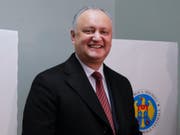 Der Präsident der Republik Moldau, Igor Dodon, hat gut lachen: Seine Partei liegt bei der Parlamentswahl nach Auszählung fast aller Stimmen in Führung. (Bild: KEYSTONE/AP/VADIM GHIRDA)