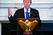 US-Präsident Donald Trump kündigt im Weissen Haus an, die Strafzölle gegen China vorerst doch nicht drastisch zu erhöhen. (Bild: Jim Lo Scalzo/EPA, 25. Februar 2019)