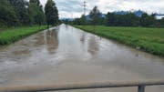 Bei Hochwasser wird der Werdenberger Binnenkanal zur Gefahr. Durch Revitalisierungsmassnahmen soll nun im Bereich des Industriequartiers in Sennwald die Hochwassersicherheit erhöht werden. (Bild: PD)