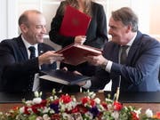 Staatssekretär Mario Gattiker (rechts) und sein britischer Amtskollege Christopher Heaton-Harris unterzeichnen in Bern ein Abkommen, das nach dem Brexit die Aufenthaltsrechte von Schweizer Bürgern in Grossbritannien und britischen Bürgern in der Schweiz sichert. (Bild: KEYSTONE/EPA KEYSTONE/PETER KLAUNZER)
