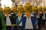 Die «Schuäl-Chatzämüüsig» in Altdorf hat es vorgemacht. Bunt bleibt auch das restliche Fasnachtsprogramm. (Bild: Florian Arnold, 19. Februar 2019)