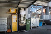 Der Kühlschrank der Restessbar am neuen Standort in St.Fiden. Auf Zetteln sind die Verhaltensregeln aufgelistet. (Bild: Hanspeter Schiess, 25. Februar 2019)