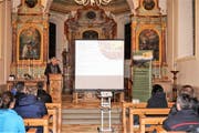 Matthias Kreier, Präsident Genossenschaft «Zum alten Schulhaus Au-Fischingen», stellt das Projekt Schulhaus Au vor. (Bild: PD)