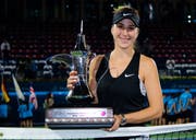 Belinda Bencic mit dem Pokal für den Turniersieg in Dubai. (Bild: Zuma Sports Wire / Freshfocus)