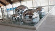 Die Discokugeln symbolisieren die bevorstehende Partystimmung, doch das Wasser wird an den drei Festabenden natürlich nicht mehr im Schwimmbecken sein. (Bild: Gert Bruderer)