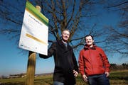 Silvan Brunner und Stefan Scheuber sind stolz auf das entstandene Projekt. (Bild: Stefan Kaiser (Hünenberg, 25. Februar 2019))