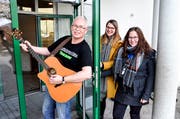 Alena Leuch und Eliane Egger vom Organisationskomitee des Dussnanger Maskenballs mit dem Musiker Manfred Fries. (Bild: Christoph Heer)