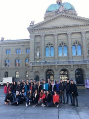 Auch vor dem Bundeshaus wird der Besuch in Bern fotografisch festgehalten. (Bild: PD/ Paul Vetterli)