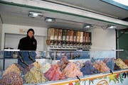 Thomas Lienhard freut sich über seinen farbenfrohen, festen Marktstand mit verschiedenen Trockenfrüchten. (Bild: Aliena Trefny)