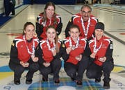 Die von Selina Witschonke angeführte Schweizer Juniorinnen-Crew Flims/St. Gallen holt sich an den Junioren-Weltmeisterschaften im kanadischen Liverpool Bronze. Vorne von links: Raphaela Keiser (Zug/Third, Skip), Selina Witschonke (Sempach/Fourth), Laura Engler (Second), Vanessa Tonoli (Lead). Hinten von links: Nehla Meier (Alternate), Stephan Keiser (Coach). Bild: Peter Witschonke