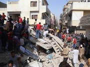 Nach dem Einsturz eines Wohnhauses in der pakistanischen Hauptstadt Karachi suchen Rettungskräfte nach Opfern. (Bild: KEYSTONE/EPA/REHAN KHAN)
