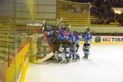 Die Luzerner feiern nach dem dritten Sieg über Küsnacht den Einzug in die Halbfinals. Bild: Michael Wyss (Luzern, 23. Februar 2019)