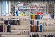 Auf Bibliotheken kommen eventuell bald höhere Kosten zu: Sie sehen dem gelassen entgegen. (Bild: Urs Bucher)