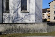Die Schäden an der Fassade sind gut zu erkennen. (Bild: mac)