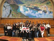 Die Amriswiler Schülerinnen und Schüler posieren im Nationalratssaal für ein Erinnerungsfoto. (Bild: PD/Paul Vetterli)