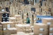 Blick ins Versandzentrum eines von Alibaba finanzierten Logistikunternehmens. (Bild: Qilai Shen/Bloomberg (Schanghai, 6. November 2017))