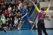 Der Dagmersellen Fabian Häfliger im Duell mit Willisau-Keeper Andreas Schmidli. Bild: Boris Bürgisser (Dagmersellen, 23. Februar 2019)