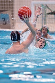 Ägeri mit Kristof Koltai (Zweiter von vorn) ist in der Defensive. (Bild: Maria Schmid (Oberägeri, 10. November 2018))
