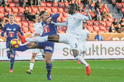 Hoch das Bein: Luzerns Torschütze Lucas Alves (in Blau) und FCZ-Stürmer Assan Ceesay. (Bild: Andy Müller / Freshfocus, Zürich, 24. Februar 2019)